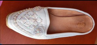 Babuchas blancas bordadas