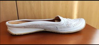 Babuchas blancas bordadas