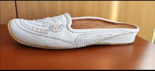 Babuchas blancas bordadas