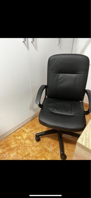 Silla oficina ergonómica en polipiel negra