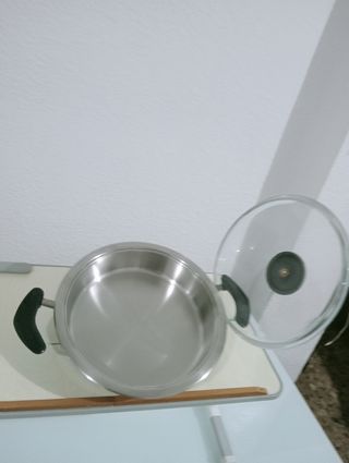 ,.OLLA AMC DIAM. 28 CM. ALTA 6,5 CM. CABEN 2 LITRO