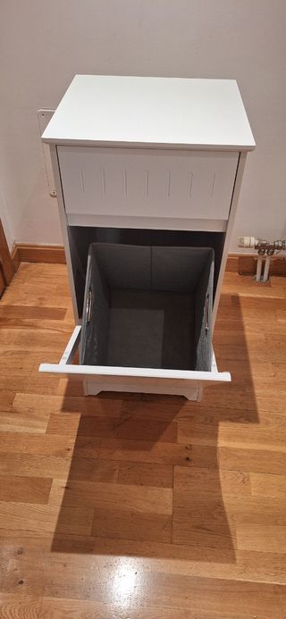 Mueble blanco para ropa sucia