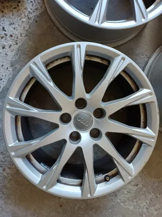 Se vende llantas de Audi originales.