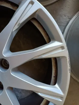 Se vende llantas de Audi originales.