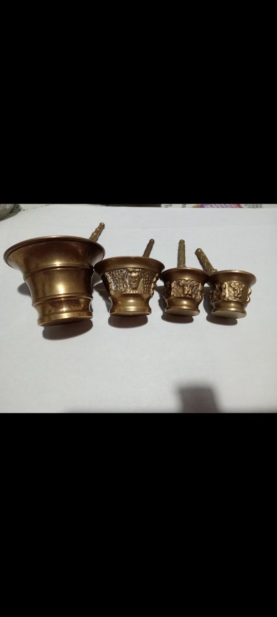 Gioco 4 Antiche Almirez in bronzo