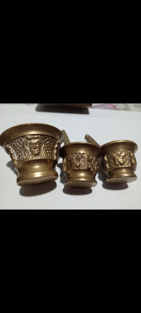 Gioco 4 Antiche Almirez in bronzo