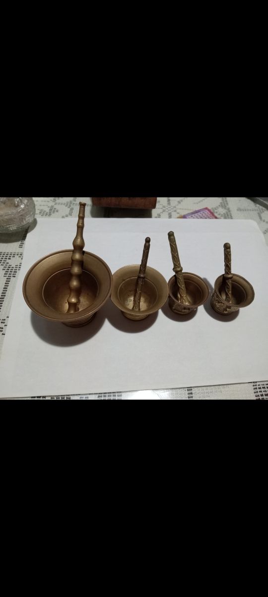 Gioco 4 Antiche Almirez in bronzo