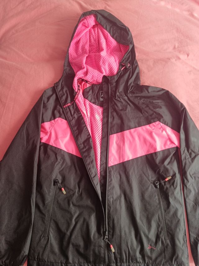 Chubasquero deportivo negro y rosa