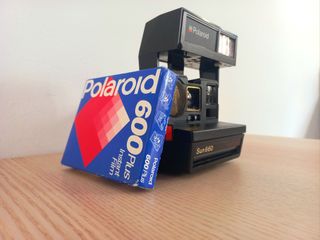 Polaroid Sun 660 Autofocus + Película 600 plus