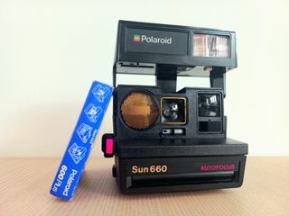 Polaroid Sun 660 Autofocus + Película 600 plus