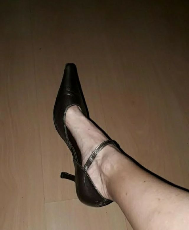 Zapatos tacón aguja marrón plata.