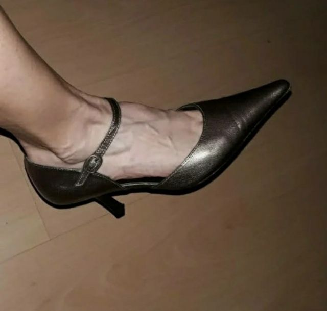 Zapatos tacón aguja marrón plata.