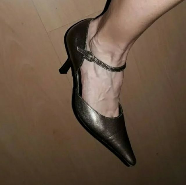 Zapatos tacón aguja marrón plata.