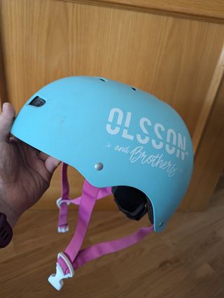 Casco Olsson & Brothers celeste niña