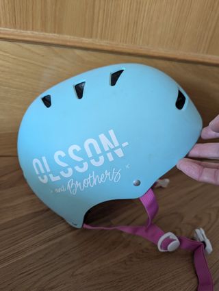 Casco Olsson & Brothers celeste niña