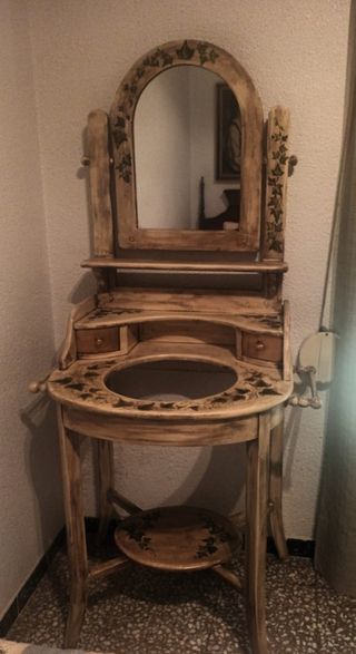 Lavabo antiguo de madera
