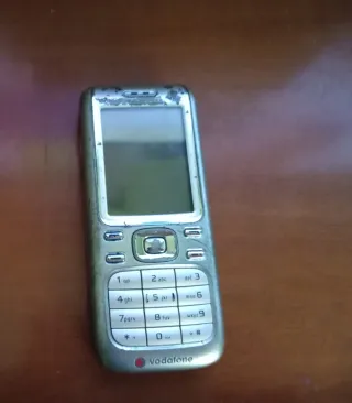 Teléfonos antiguos Nokia y LG