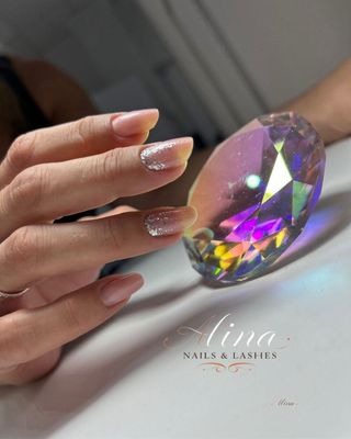 Uñas acrílicas - manicura extensiones de pestañas