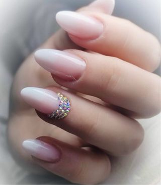 Uñas acrílicas - manicura extensiones de pestañas