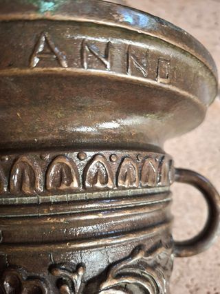 Mortaio in bronzo antico