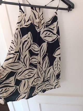 Top negro y beige estampado