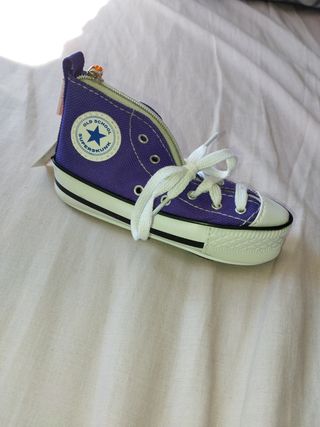 Monedero zapatilla Converse morado