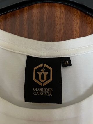 Camiseta Glorious Gangsta dorada y blanca