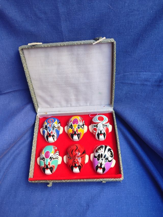 Estojo vintage de máscaras de ópera