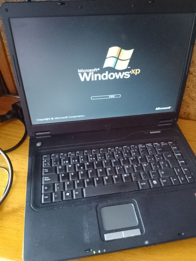 Portátil Ahtec Windows XP - 2GB RAM - 150 GB mem.