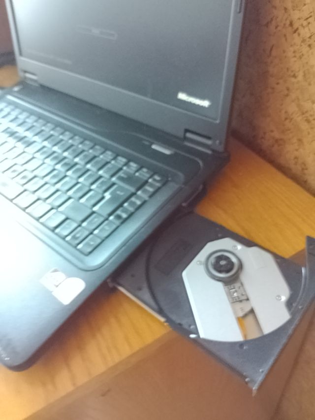 Portátil Ahtec Windows XP - 2GB RAM - 150 GB mem.