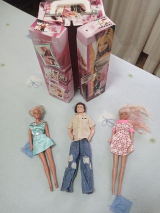 2 Barbies, Kent y caja armario 
Ropa incluida 