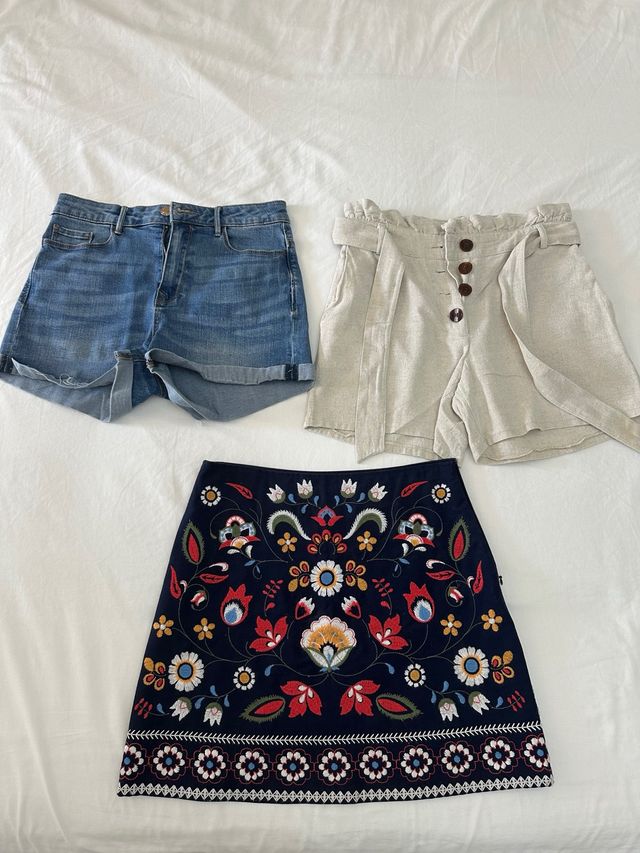 Minifalda estampada y shorts . Lote.Verano