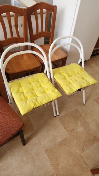 2 Sillas blancas con cojín amarillo