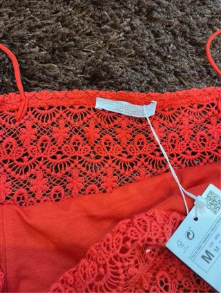 Crop top de encaje rojo Zara - Talla M