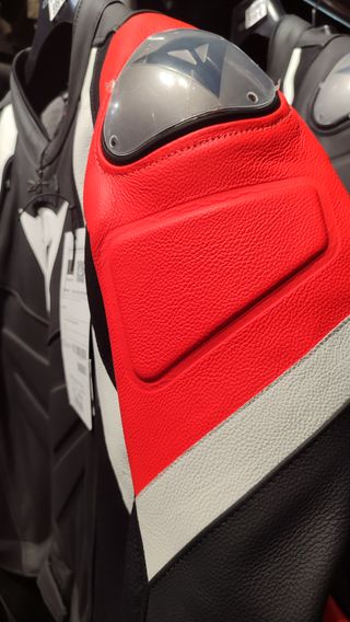 Mono Dainese Avro 2 piezas, negro/rojo