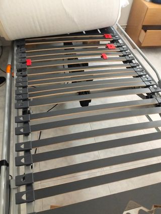 Cama articulada blanca y gris