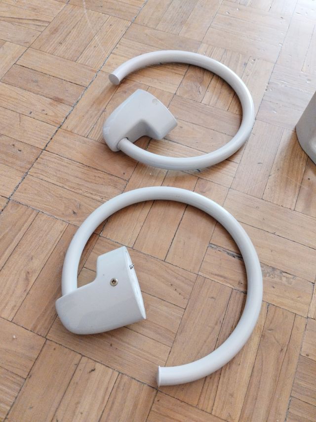 Accesorios baño gris: anillas + portarrollos.ROCA