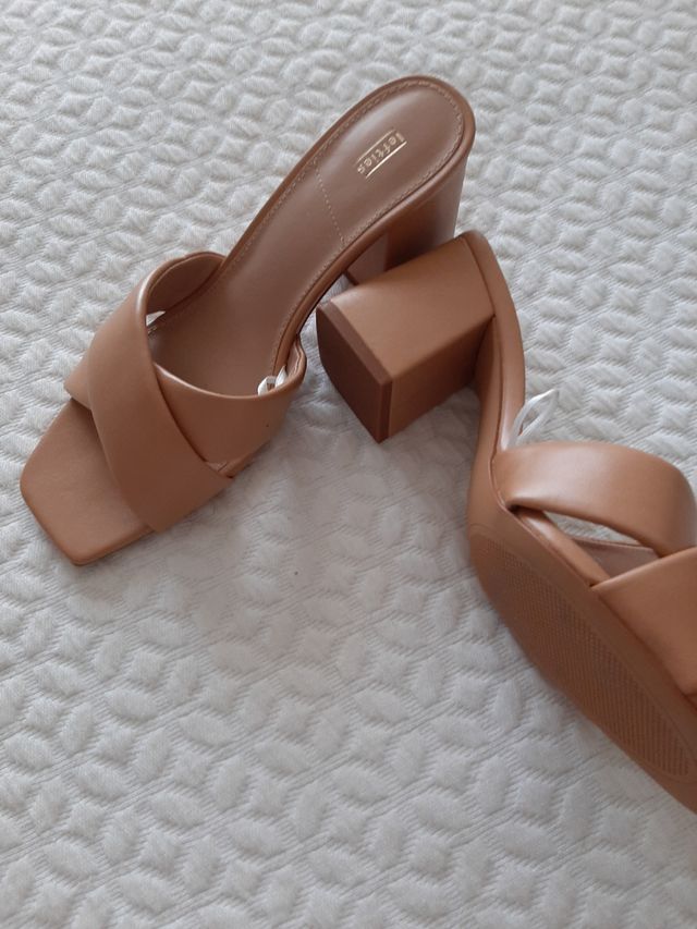 Sandalias tacón beige.
