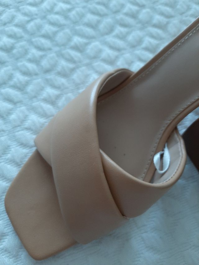 Sandalias tacón beige.