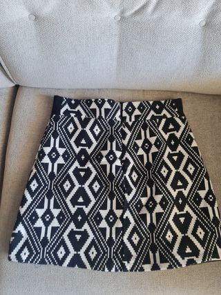 Falda negra y blanca casual