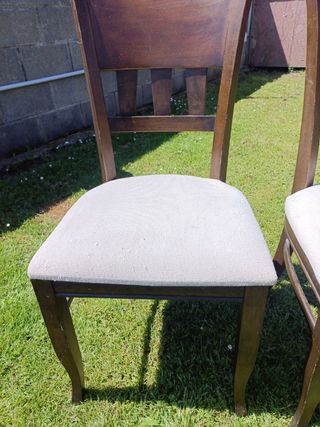 2 Sillas madera maciza tapizadas.