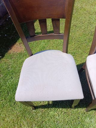 2 Sillas madera maciza tapizadas.