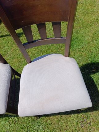 2 Sillas madera maciza tapizadas.