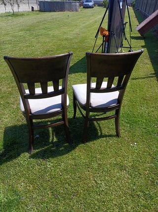 2 Sillas madera maciza tapizadas.
