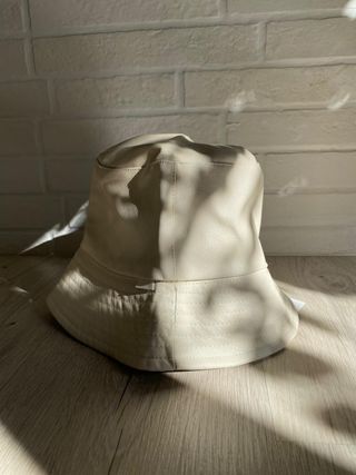 Panama Bershka cuero sintético beige NUEVO