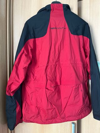 Chaqueta Nike Golf roja y negra