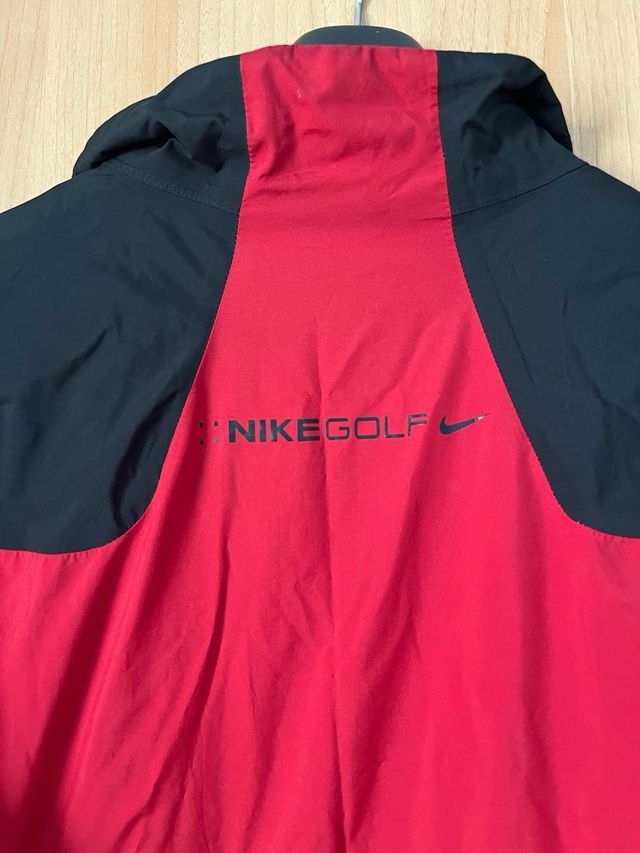 Chaqueta Nike Golf roja y negra