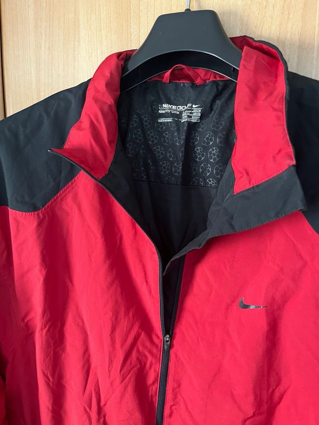Chaqueta Nike Golf roja y negra