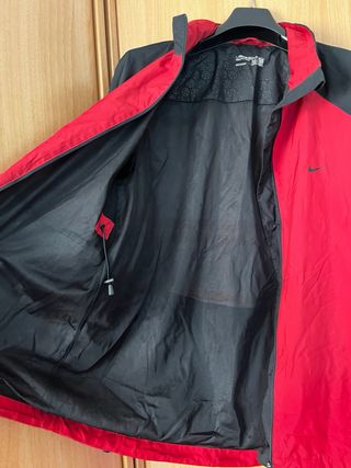 Chaqueta Nike Golf roja y negra
