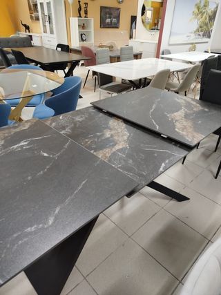 Mesa extensible negra - tablero simil piedra
